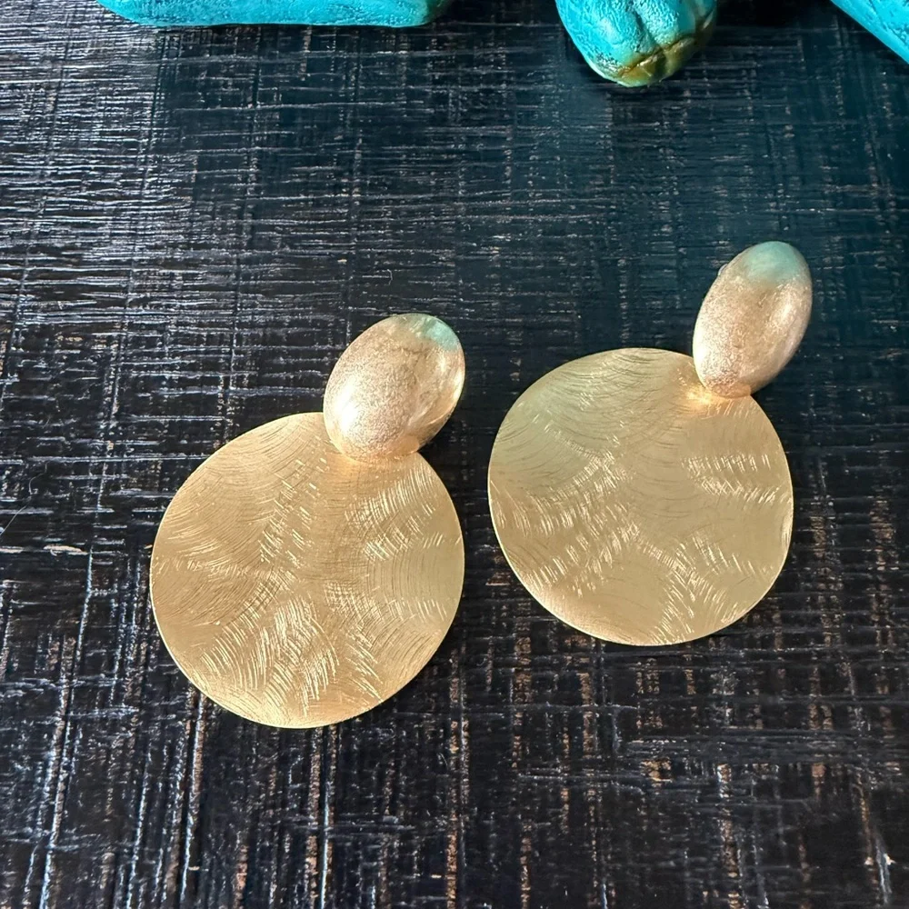 New in Box Amazon Essentials Gold Textured Earrings - Picture 1 of 3